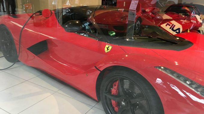 Ein Ferrari mit Stecker - Ferrari LaFerrari