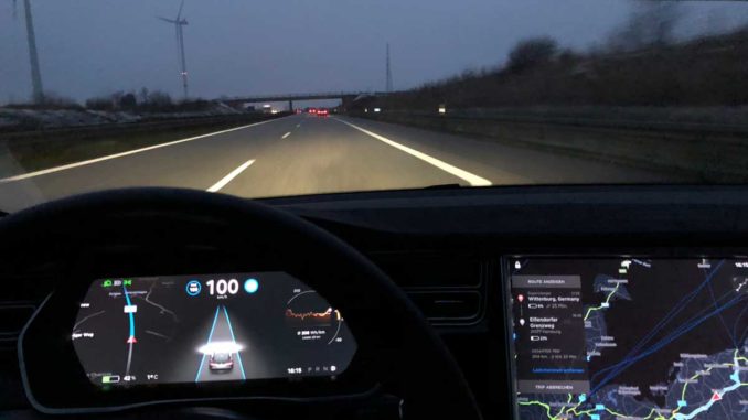 Tesla auf der Autobahn | Foto: 163 Grad