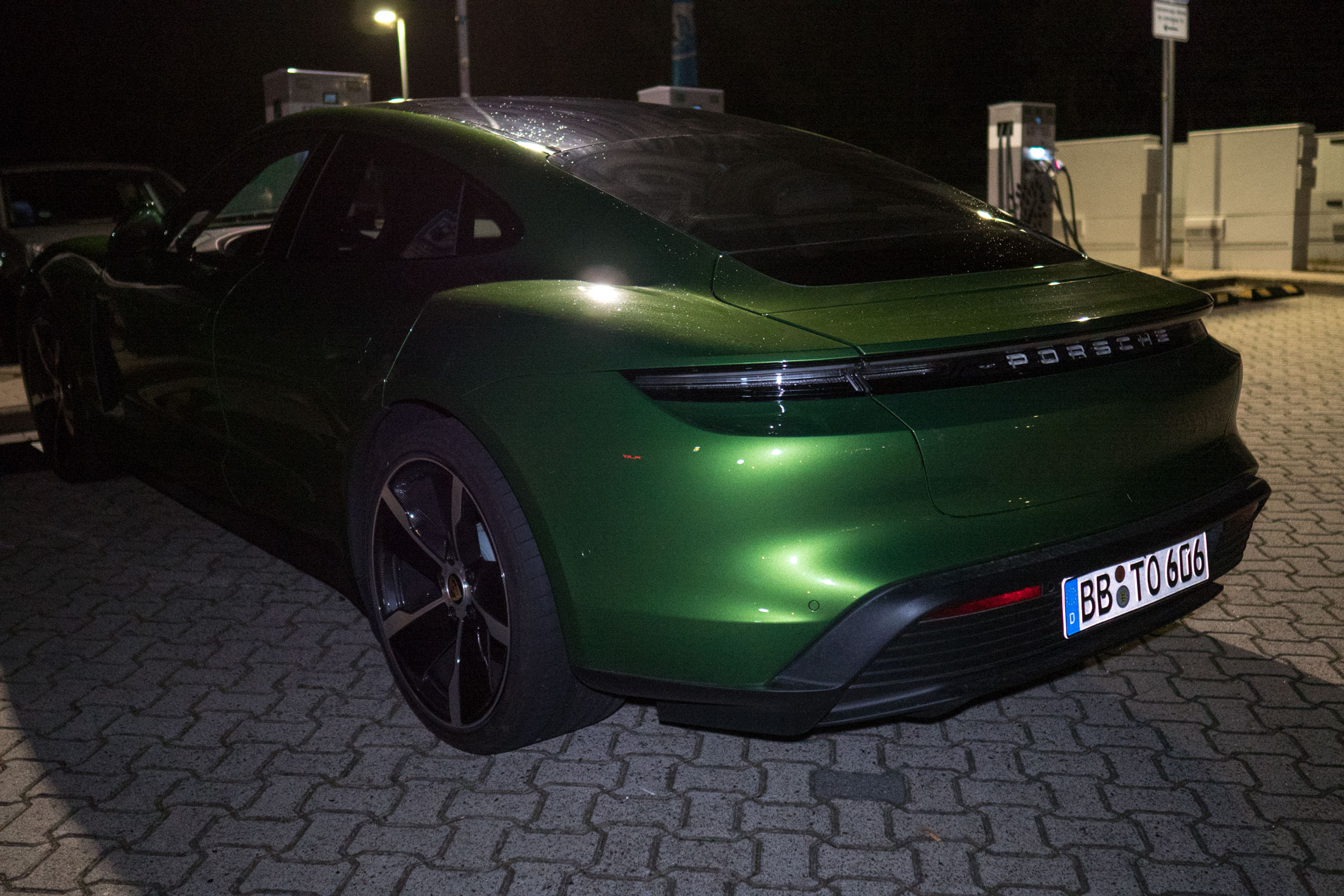 Porsche Taycan Gruen 163 Grad